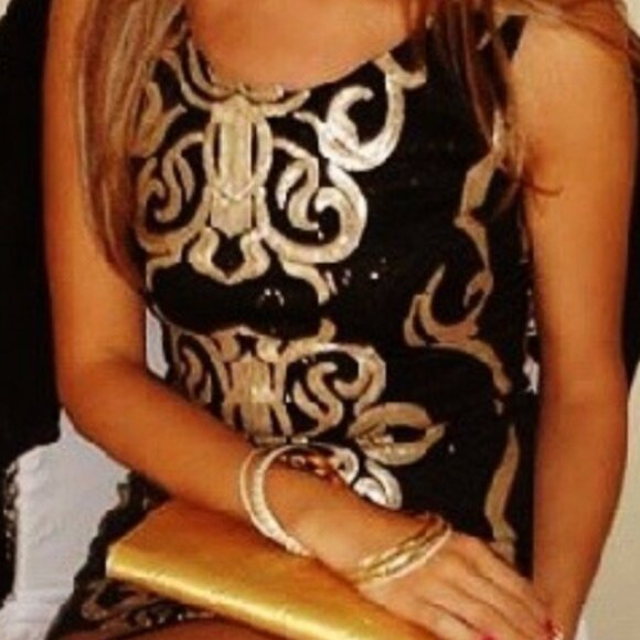 Short black dress with black and gold sequins. Party-ready. - Picture 3 of 3
